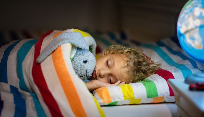 child sleeping with colour light
best color light for sleep